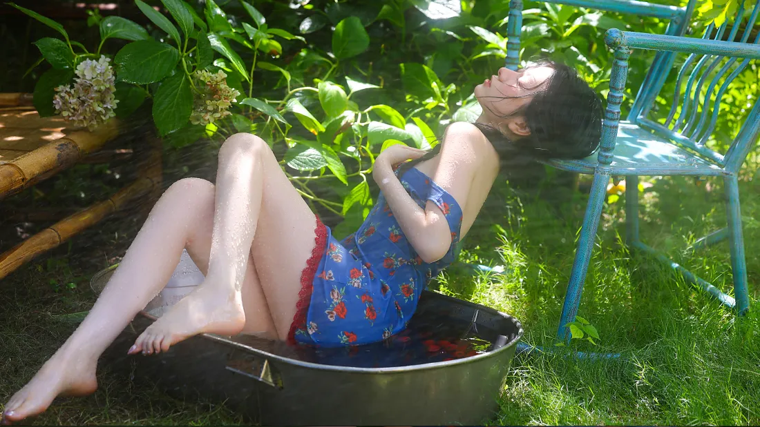 4k少女壁纸｜户外庭院背景图片 - 碎花吊带浴缸休憩「哲风壁纸」