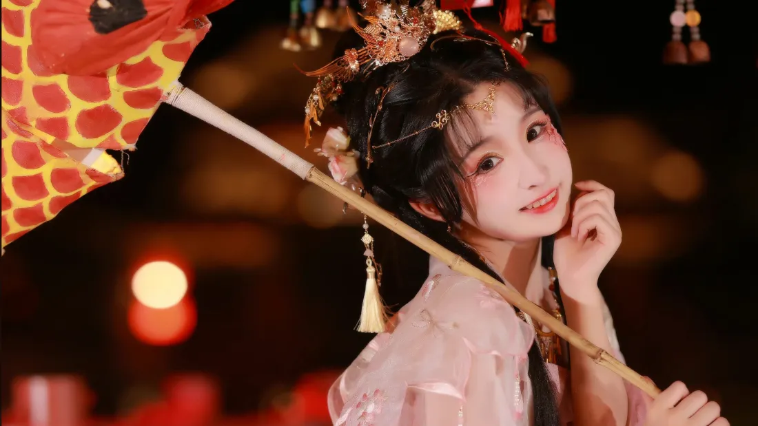 4k古装女孩壁纸｜夜景灯笼背景图片 - 粉衣持伞浅笑「哲风壁纸」