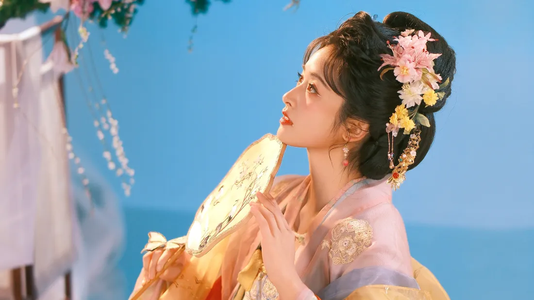 4k古装汉服美女壁纸｜蓝天背景图片 - 持团扇簪花温婉写真「哲风壁纸」
