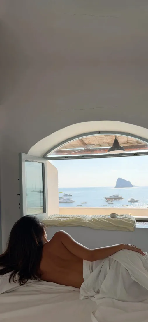 海景房美女手机壁纸｜卧室背景图片 - 卧床望海度假氛围「哲风壁纸」