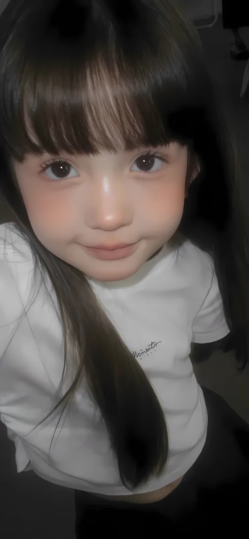 齐刘海少女手机壁纸｜白T恤自拍背景图片 - 甜美幼态人像「哲风壁纸」