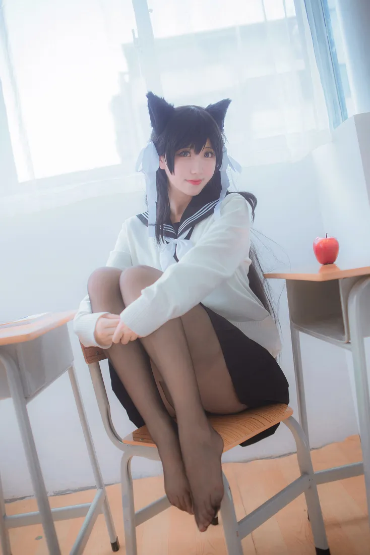 爱宕cos手机壁纸｜教室课桌背景图片 - 黑丝兽耳校服少女「哲风壁纸」