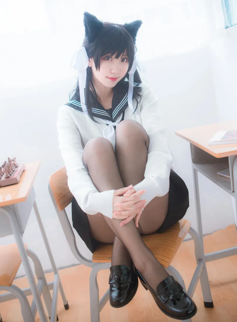 爱宕cos手机壁纸｜教室水手服背景图片 - 黑丝猫耳少女「哲风壁纸」