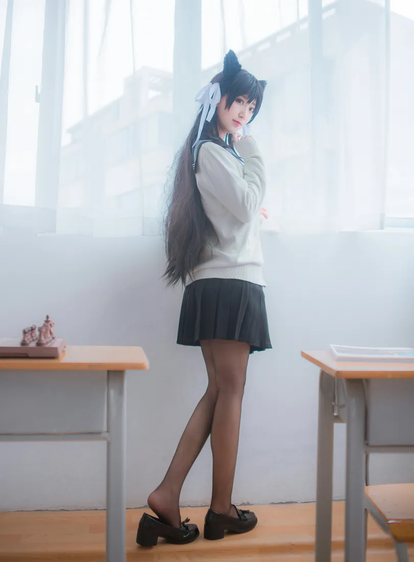 爱宕JKcos手机壁纸｜教室背景图片 - 黑丝短裙兽耳少女「哲风壁纸」