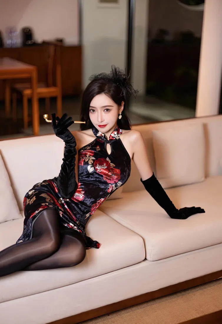 旗袍美女手机壁纸｜沙发室内背景图片 - 黑丝复古御姐造型「哲风壁纸」