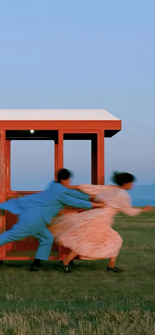 情侣插画｜草地奔跑背景图片 - 橙红小屋蓝天治愈画面「哲风壁纸」