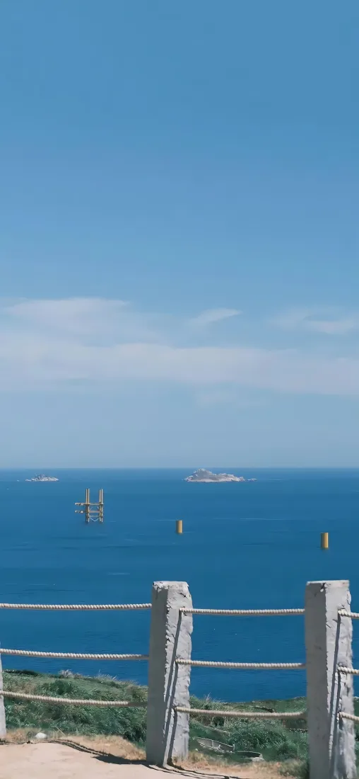 海边护栏风景手机壁纸｜蓝天大海背景图片 - 滨海观景台「哲风壁纸」