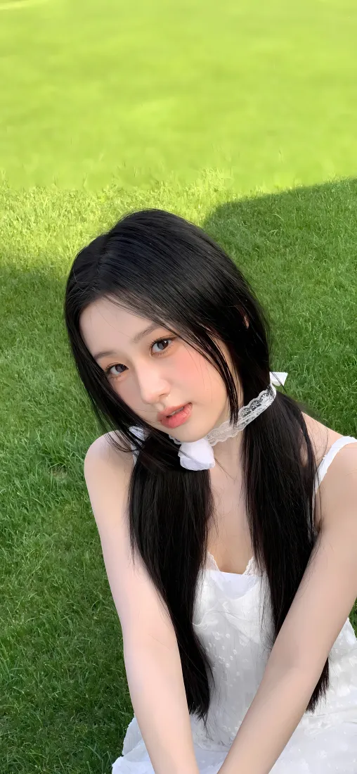 美女手机壁纸｜户外草地背景图片 - 双马尾白裙清新写真「哲风壁纸」