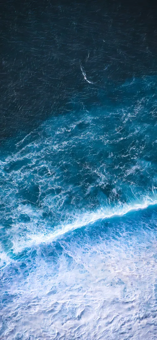 海浪手机壁纸｜碧蓝海面背景图片 - 白色泡沫翻涌海景「哲风壁纸」