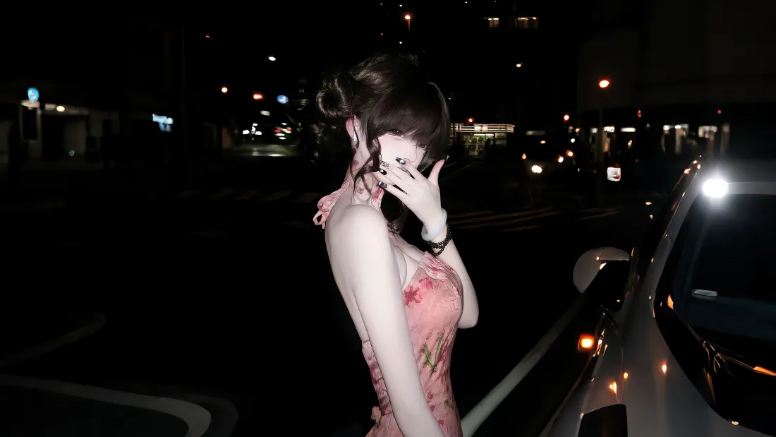 4k粉裙美女壁纸｜夜晚街拍背景图片 - 闪光灯氛围感「哲风壁纸」