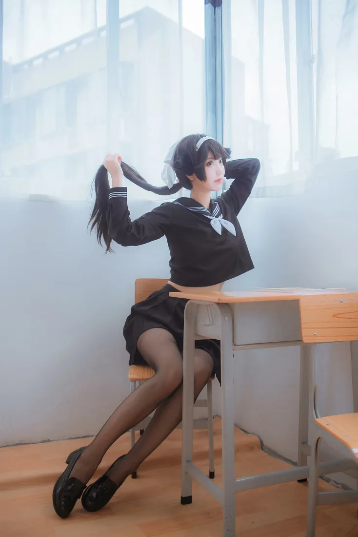 碧蓝航线高雄獒cos手机壁纸｜教室课桌背景图片 - 黑丝JK制服「哲风壁纸」