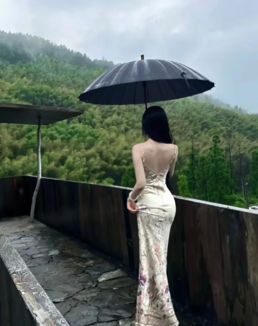 露背长裙美女手机壁纸｜雨天山景背景图片 - 撑伞露台氛围感「哲风壁纸」