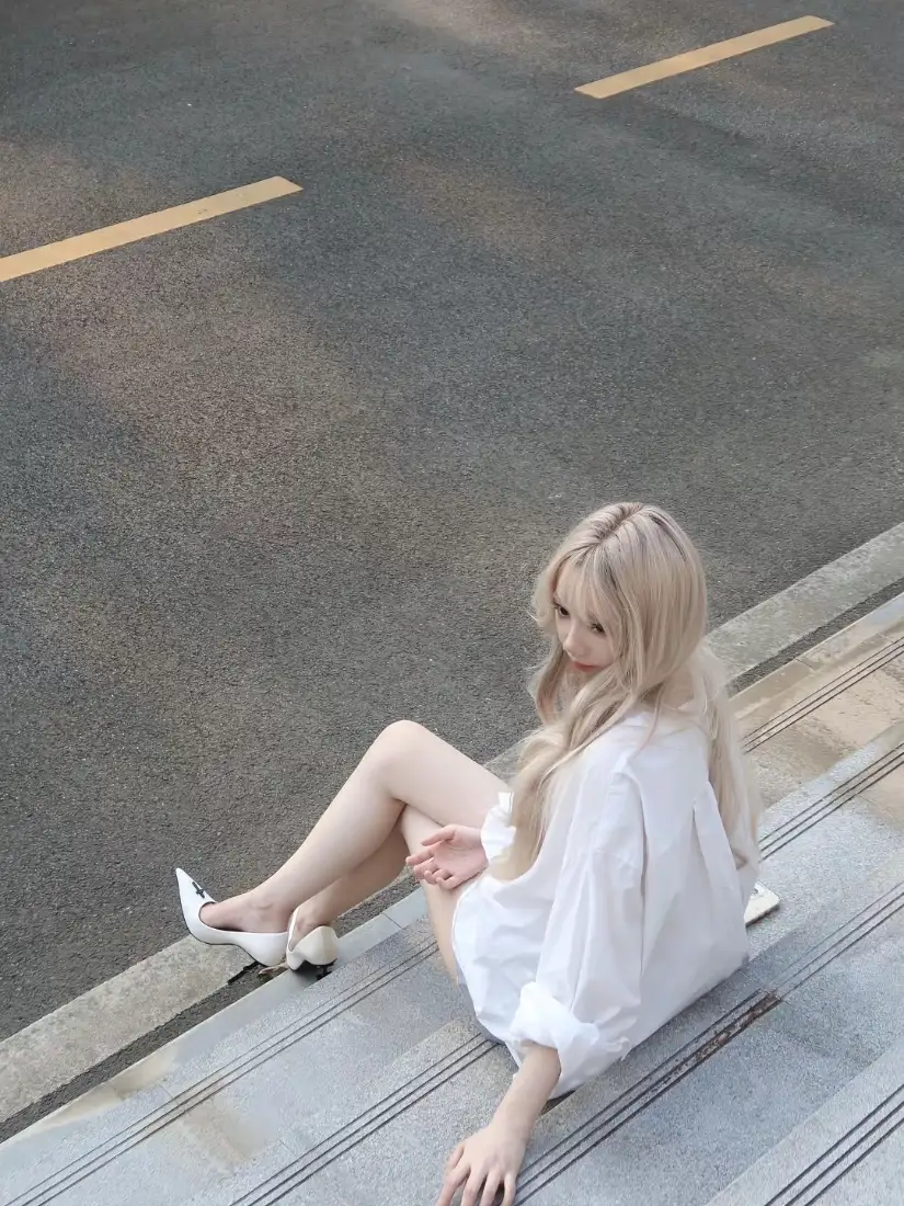 金发少女手机壁纸｜户外街景背景图片 - 白衬衫高跟鞋随拍「哲风壁纸」