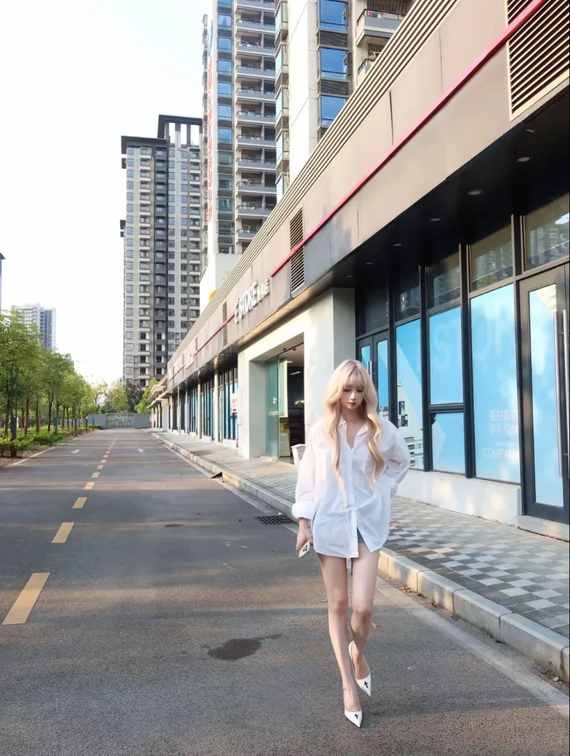 金发美女手机壁纸｜城市街道背景图片 - 白衬衫穿搭街拍「哲风壁纸」