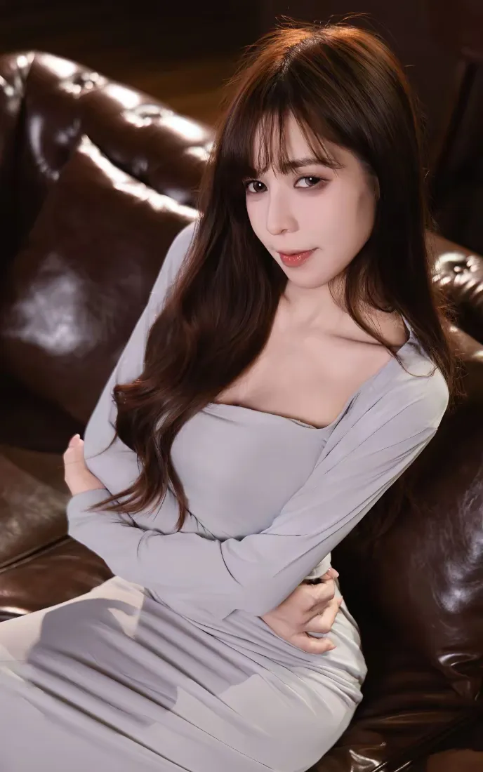 长发美女手机壁纸｜灰色包臀裙背景图片 - 沙发坐姿写真「哲风壁纸」