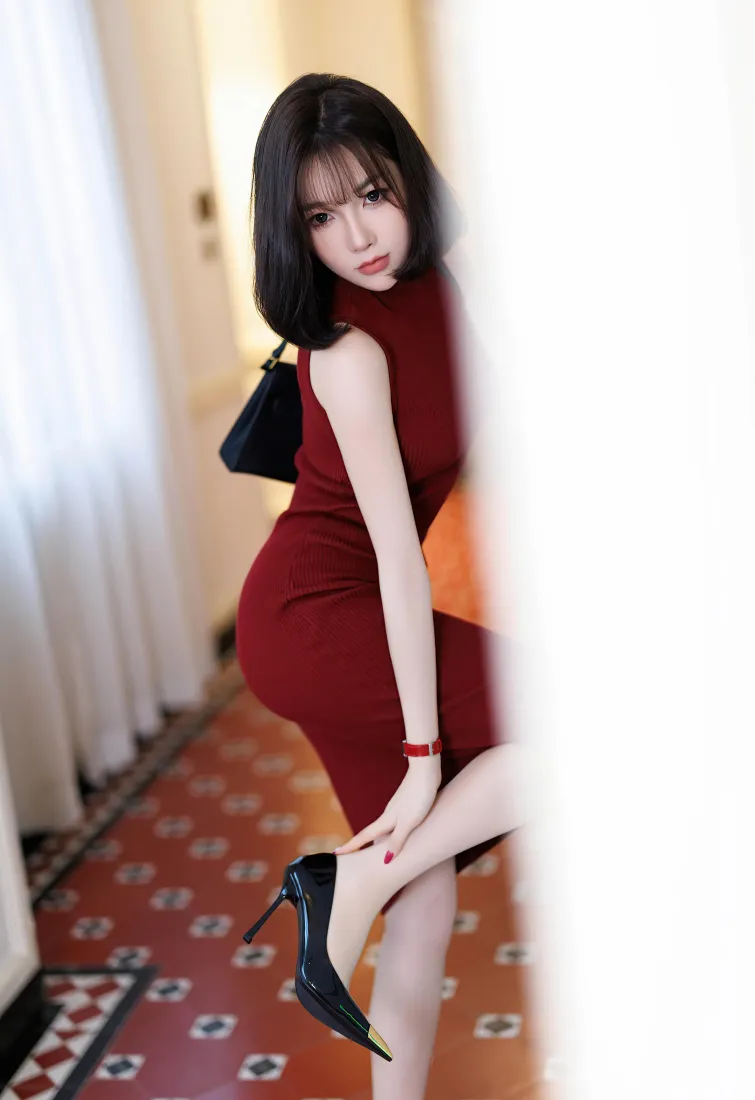 短发美女手机壁纸｜酒红修身裙背景图片 - 性感室内写真「哲风壁纸」