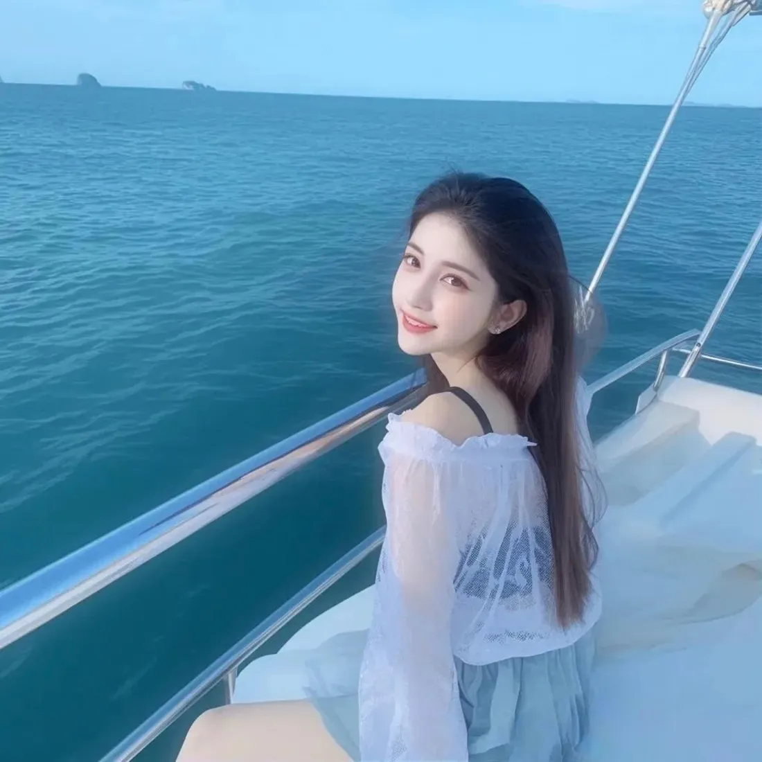 高颜值美女｜游艇海边背景图片 - 长发露肩穿搭碧海蓝天「哲风壁纸」