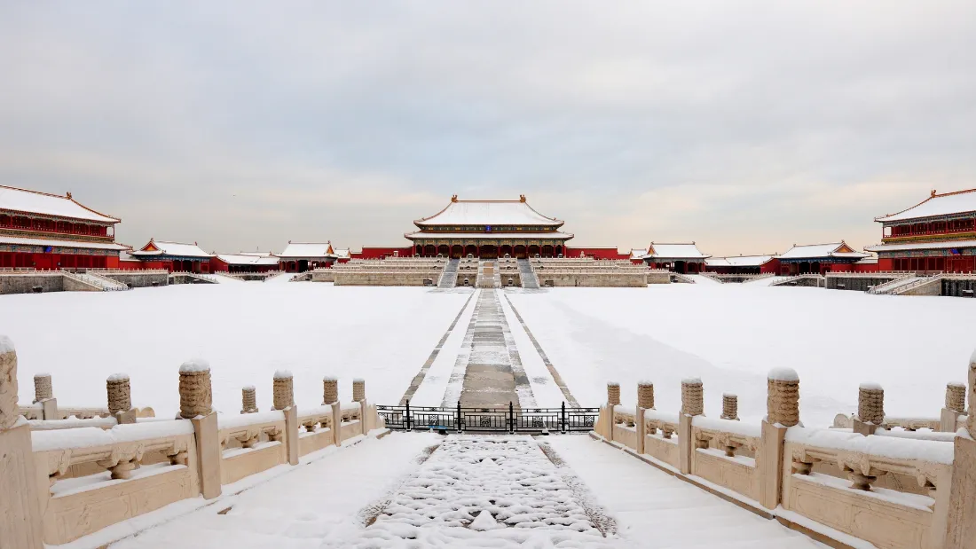 2k紫禁城雪景壁纸｜冬日古建筑背景图片 - 红墙白雪故宫庭院「哲风壁纸」