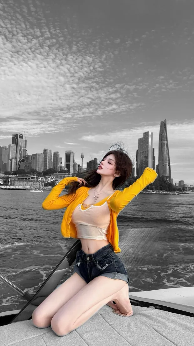 黄衣辣妹手机壁纸｜游艇城市江景背景图片 - 跪姿氛围感「哲风壁纸」