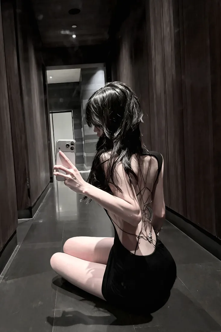 露背美女手机壁纸｜对镜自拍背景图片 - 黑色连衣短裙氛围感「哲风壁纸」