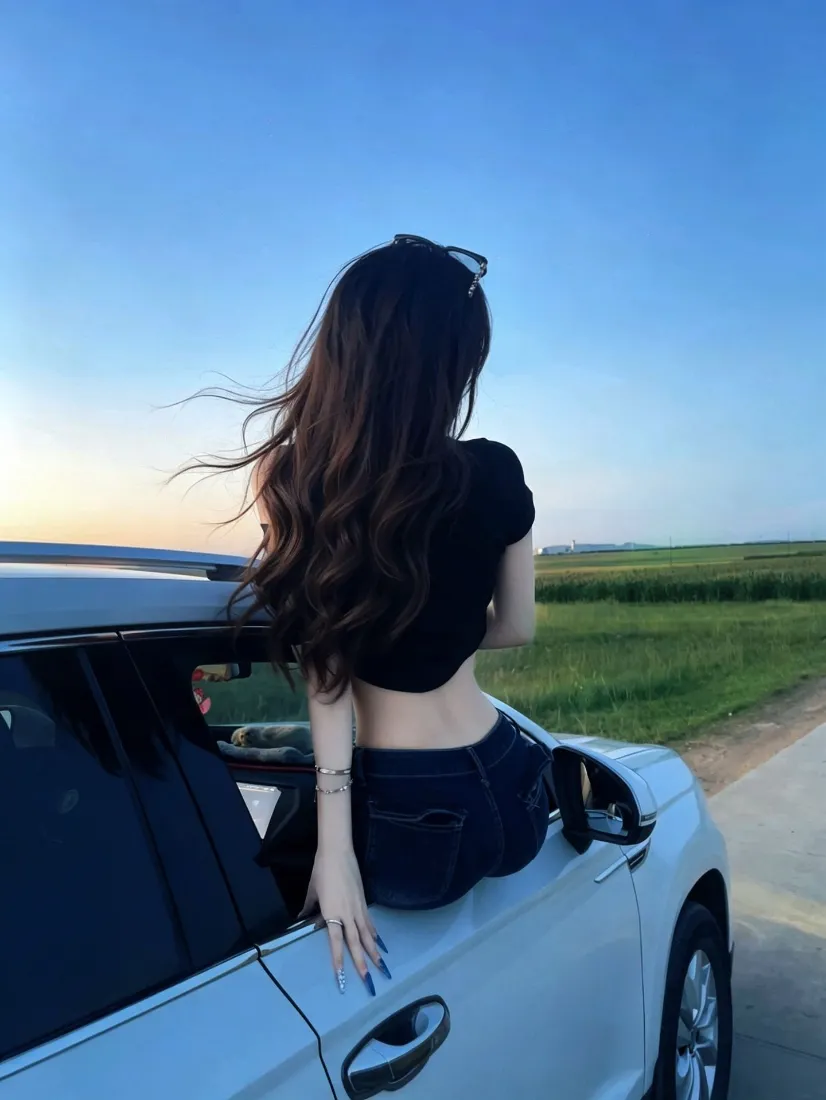 长发美女手机壁纸｜户外自驾背景图片 - 郊野公路落日氛围感「哲风壁纸」
