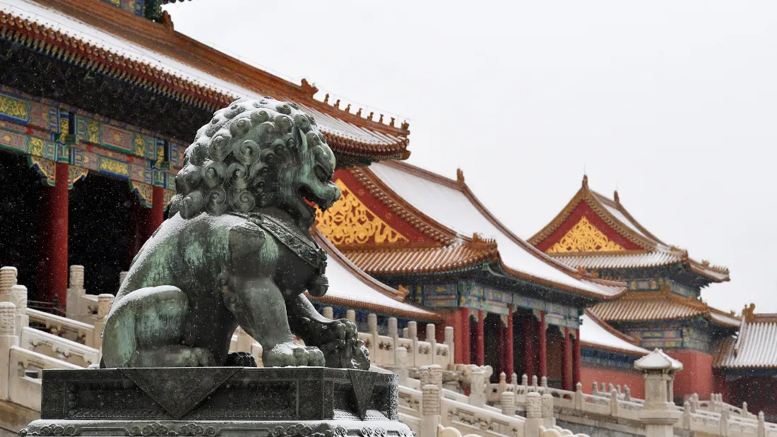 2k故宫铜狮壁纸｜雪景古建筑背景图片 - 中式古典宫殿风光「哲风壁纸」