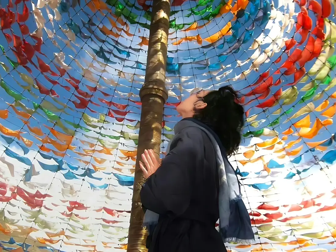 3k经幡祈福｜藏族风马旗背景图片 - 仰望经幡柱虔诚祈祷「哲风壁纸」