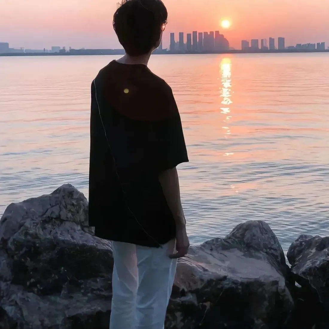 男生背影手机壁纸｜江边日落背景图片 - 氛围感情侣头像「哲风壁纸」