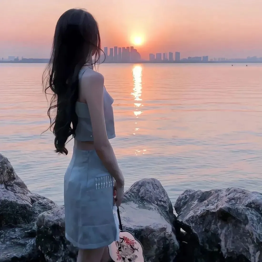 海边日落女生手机壁纸｜背影氛围感背景图片 - 黄昏礁石浪漫风「哲风壁纸」