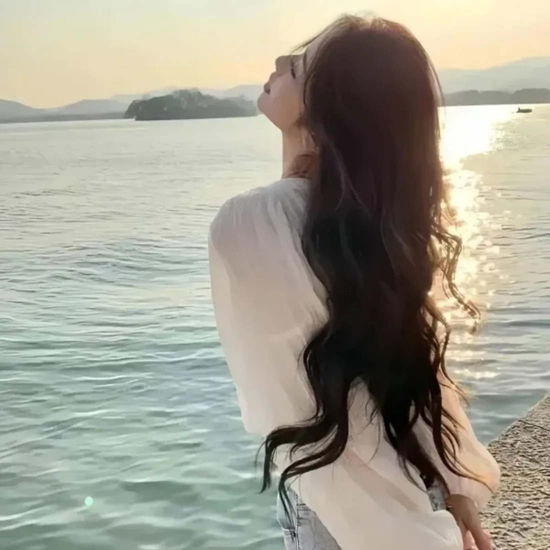 海边长发美女手机壁纸｜落日背景图片 - 氛围感情侣头像「哲风壁纸」