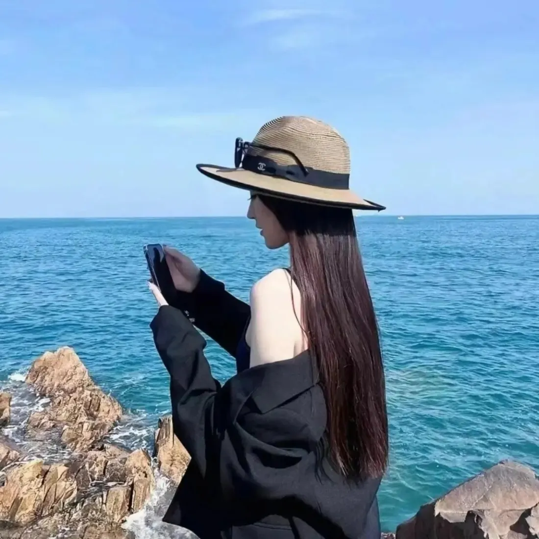 海边美女手机壁纸｜礁石海岸背景图片 - 度假风露肩草帽女生「哲风壁纸」