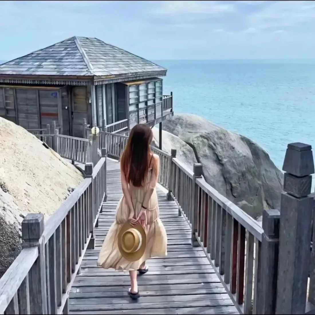 海边栈道美女手机壁纸｜度假背影背景图片 - 海景木屋岩石「哲风壁纸」