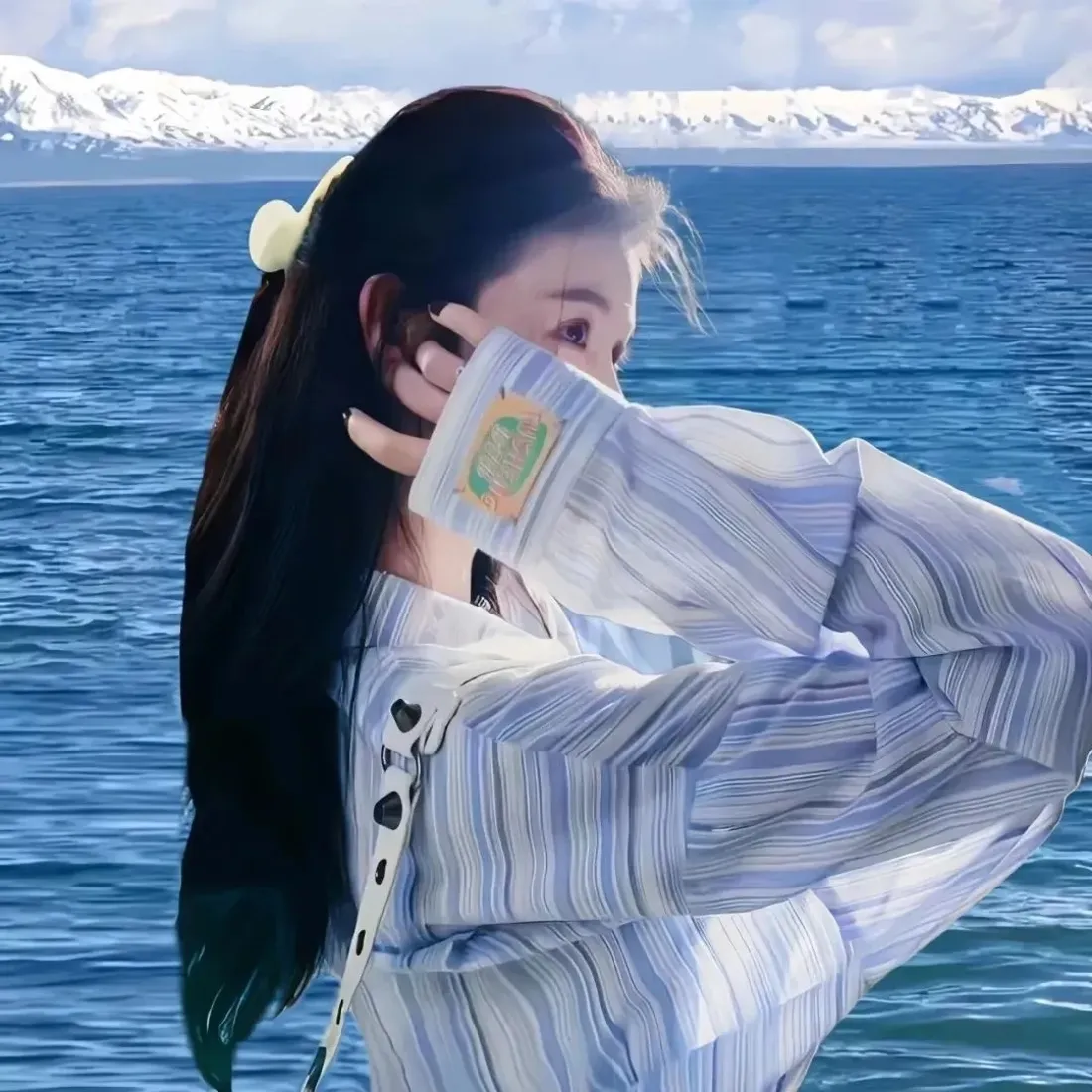 海边女生手机壁纸｜雪山湖泊背景图片 - 蓝条纹衬衫长发捂嘴情侣头像「哲风壁纸」