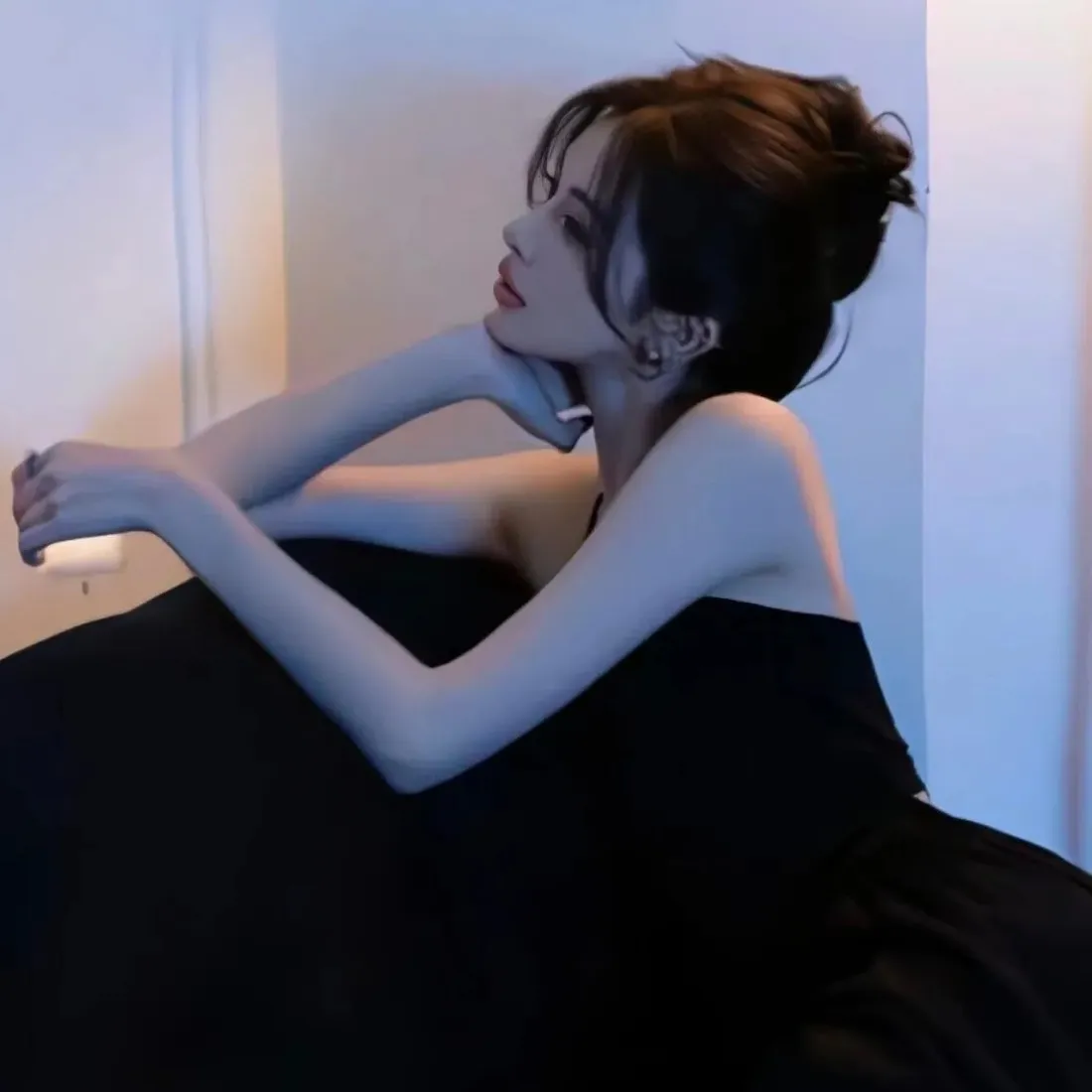 氛围感美女手机壁纸｜清冷侧颜背景图片 - 黑色抹胸丸子头「哲风壁纸」