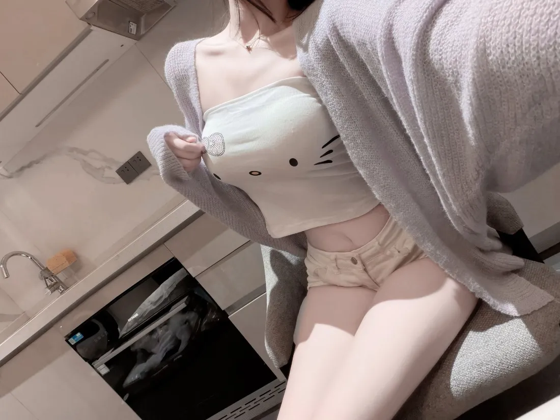 2kHelloKitty抹胸美女壁纸｜居家休闲背景图片 - 甜辣穿搭「哲风壁纸」