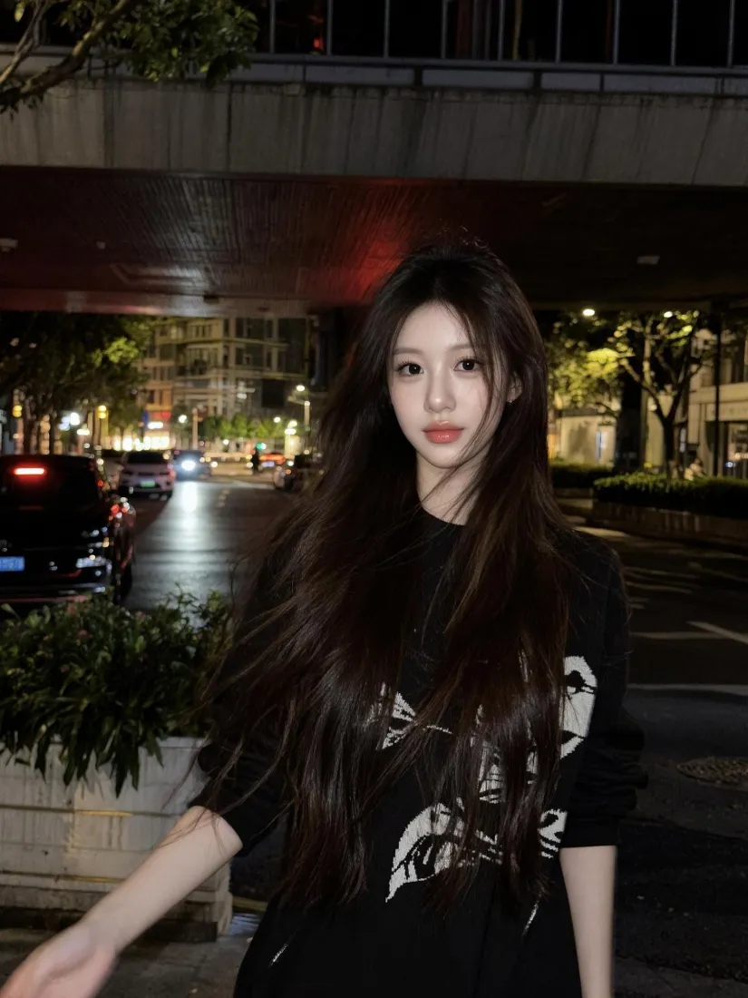 长发美女手机壁纸｜夜晚街拍背景图片 - 黑T恤夜景「哲风壁纸」