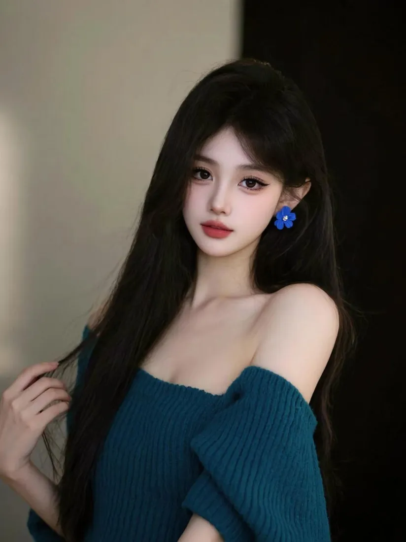 蓝花耳饰美女手机壁纸｜露肩蓝衣背景图片 - 黑长发氛围感「哲风壁纸」