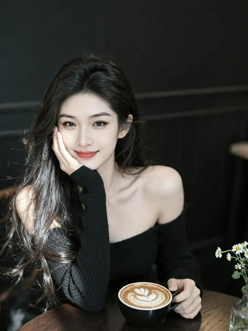 气质美女｜咖啡时光背景图片 - 黑色露肩穿搭氛围感「哲风壁纸」