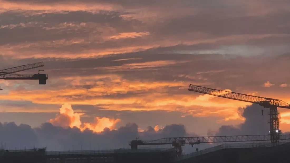 2k工地日落晚霞壁纸｜电影质感背景图片 - 城市黄昏天空「哲风壁纸」