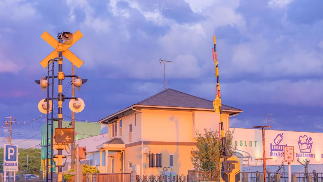 3k日式铁路道口｜黄昏民居背景图片 - 治愈街景「哲风壁纸」