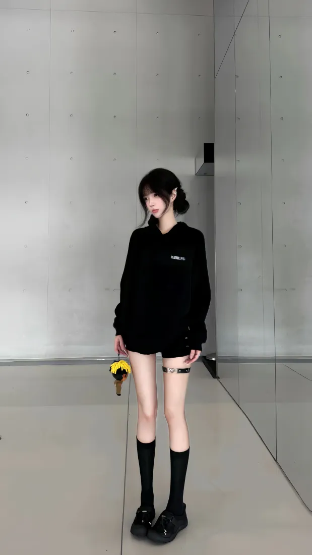 甜妹美女手机壁纸｜日常穿搭背景图片 - 黑衣黑袜甜酷少女「哲风壁纸」
