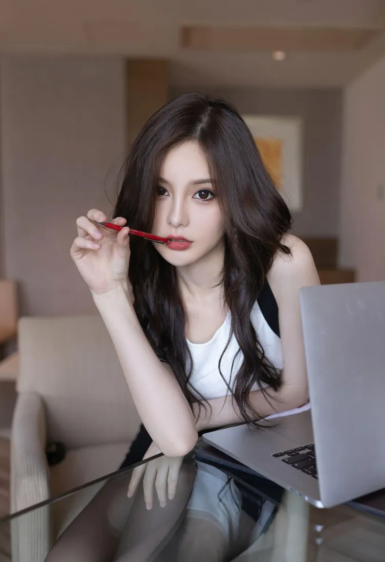 性感美女手机壁纸｜居家办公背景图片 - 黑丝白背心长发御姐「哲风壁纸」