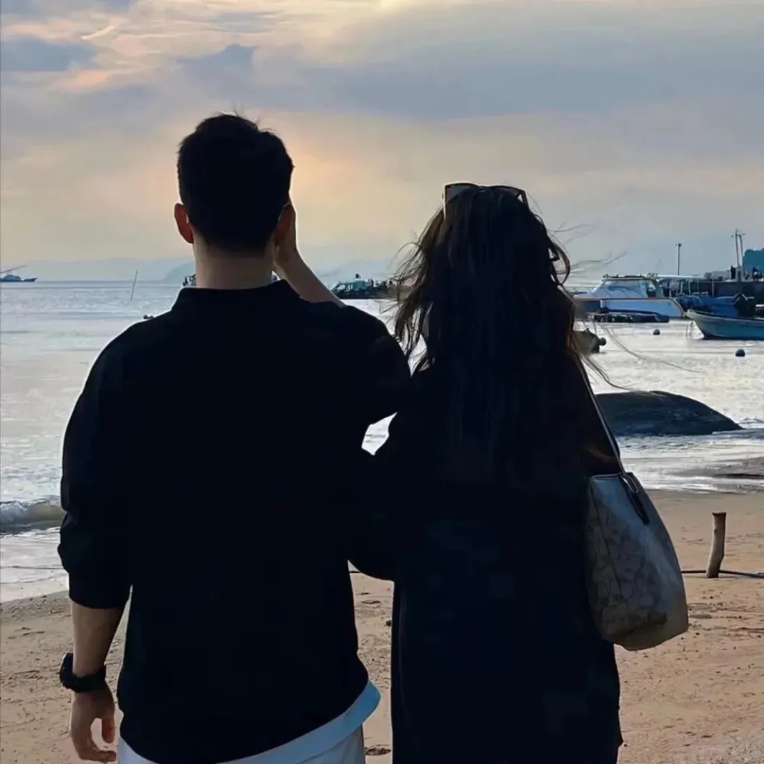 海边情侣｜夕阳背影背景图片 - 沙滩码头黄昏「哲风壁纸」