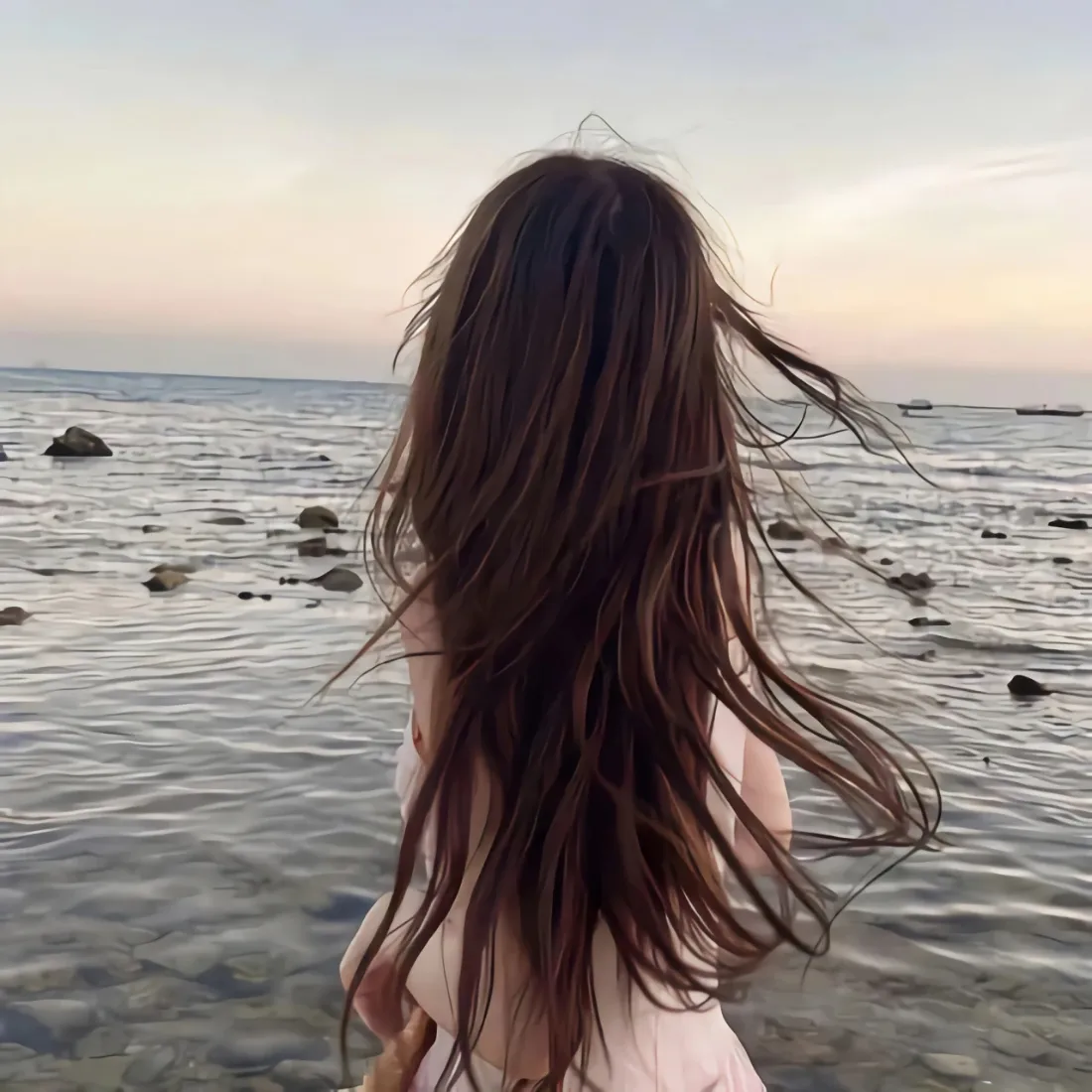 海边美女背影手机壁纸｜黄昏海景图片 - 长发浅衣礁石海面「哲风壁纸」
