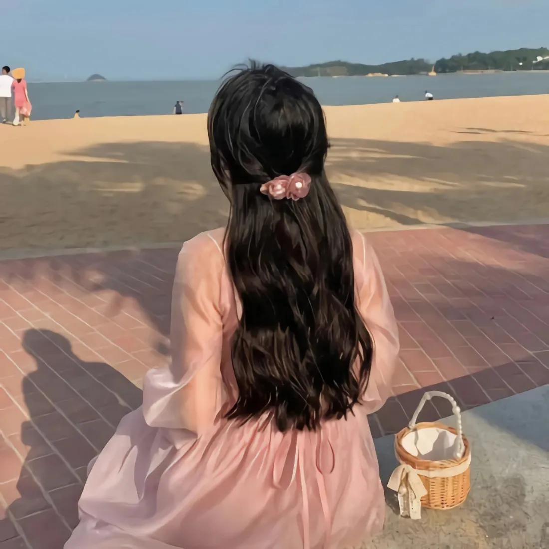 海边美女背影手机壁纸｜沙滩看海背景图片 - 粉裙长发度假氛围「哲风壁纸」