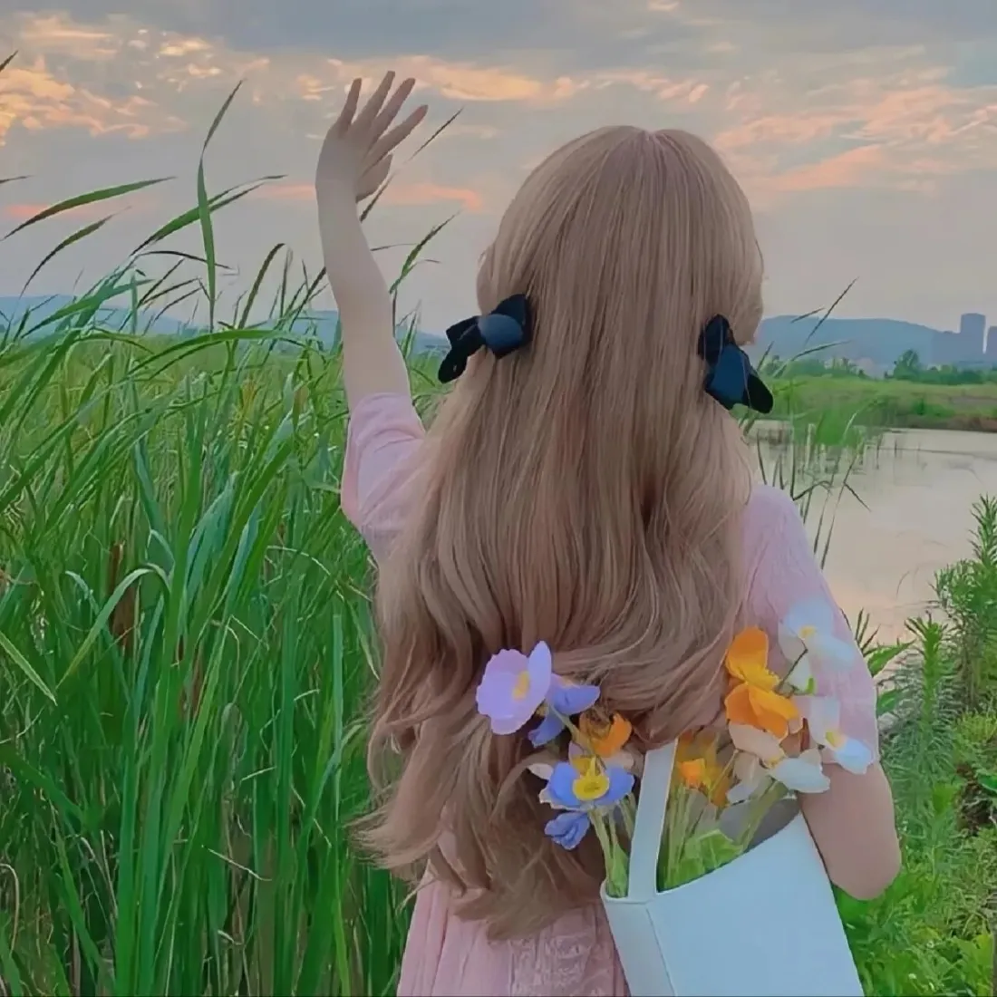 长发美女背影手机壁纸｜郊野河畔背景图片 - 粉裙持花晚霞草地「哲风壁纸」