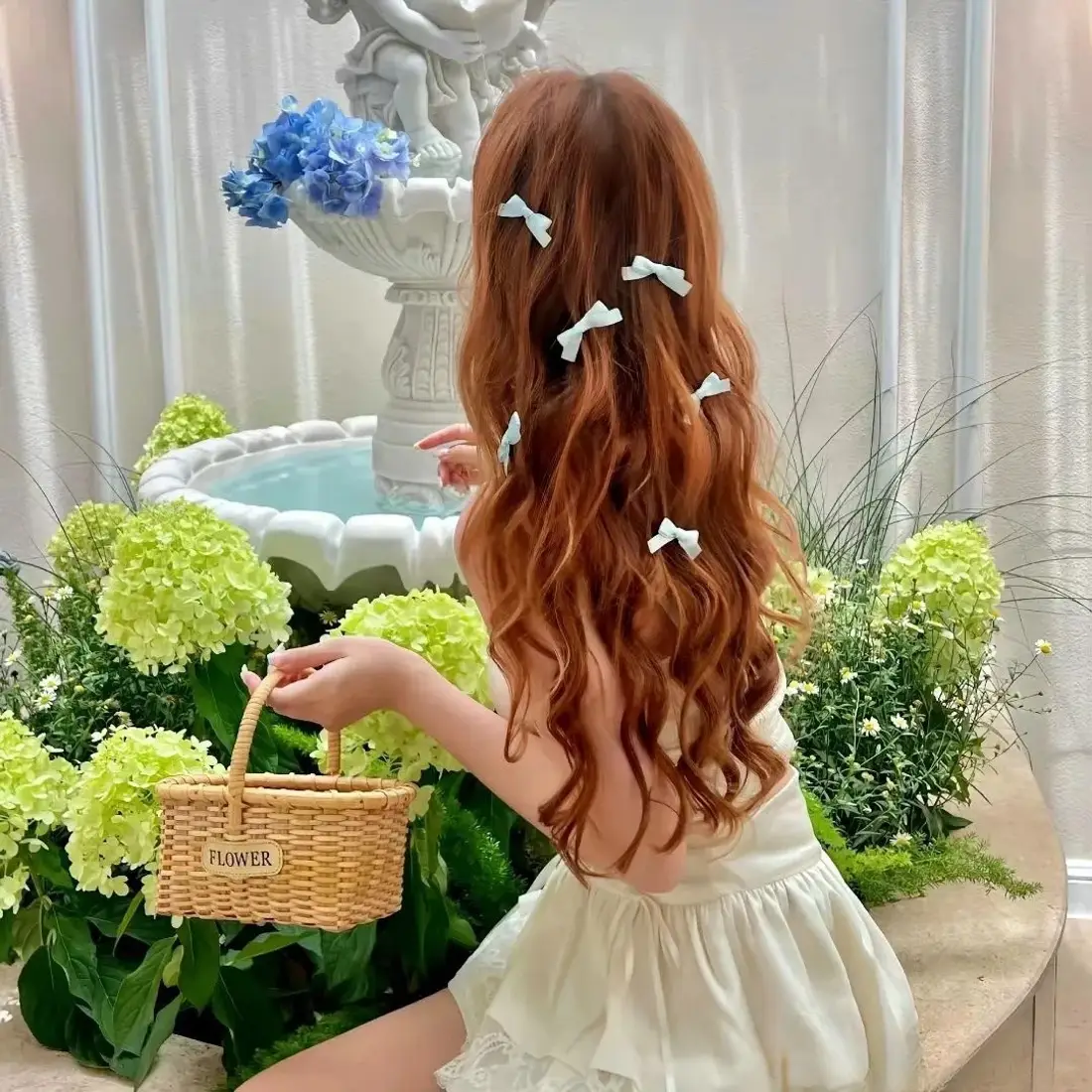 白裙少女背影手机壁纸｜喷泉绣球花背景图片 - 蝴蝶结发饰藤编花篮「哲风壁纸」