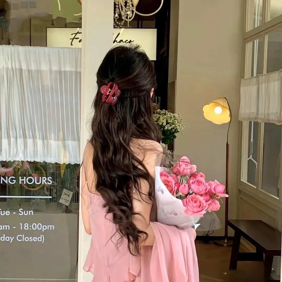 粉裙美女背影｜手持粉玫瑰花束 - 花店门口温柔氛围「哲风壁纸」