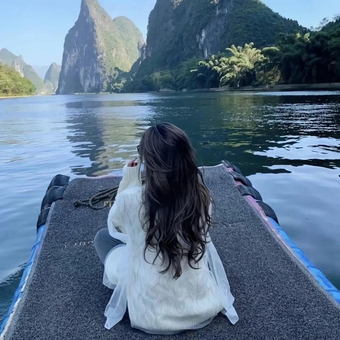 桂林山水手机壁纸｜江面竹筏背景图片 - 白衣长发女生背影「哲风壁纸」