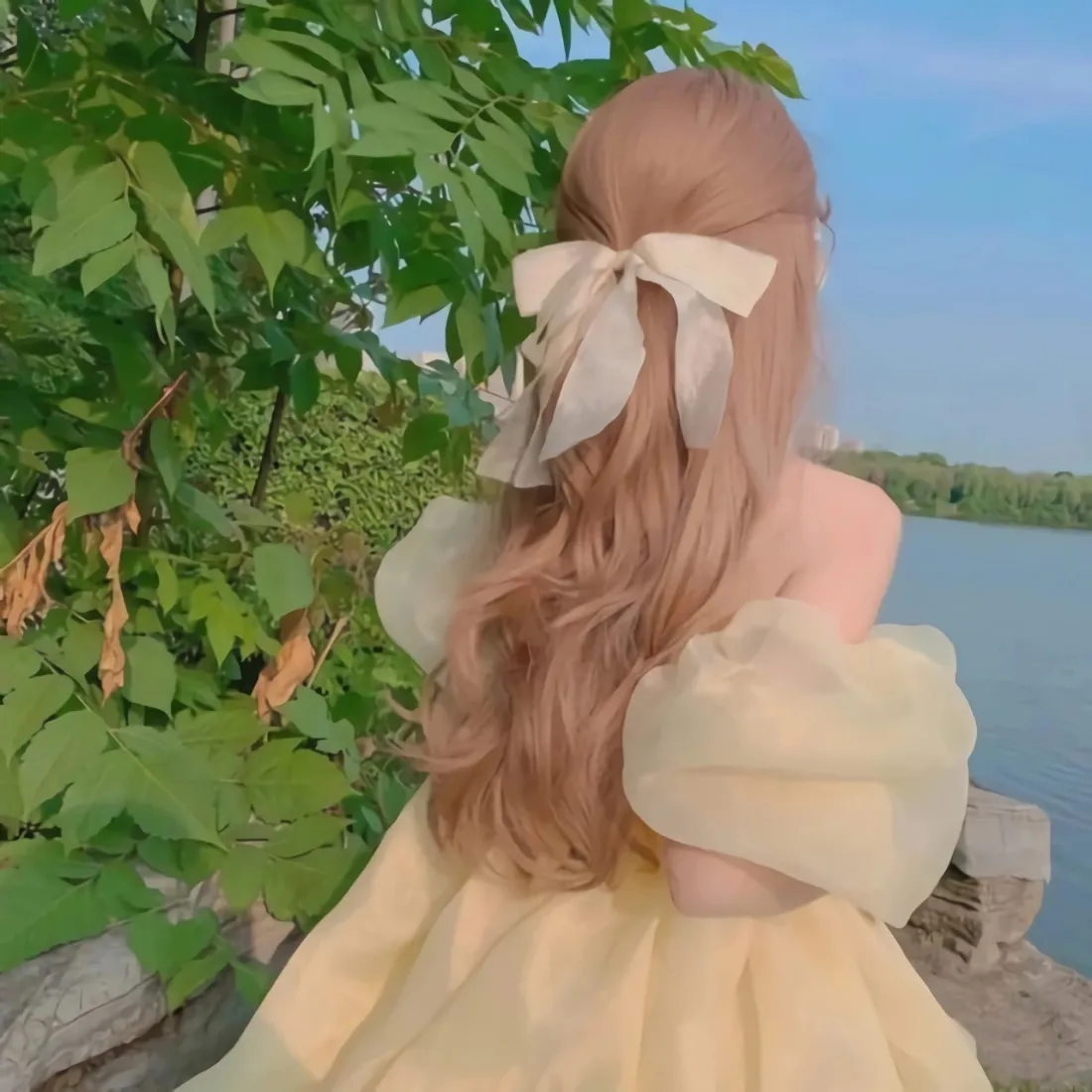 黄裙美女背影手机壁纸｜户外湖边背景图片 - 长发蝴蝶结发饰「哲风壁纸」